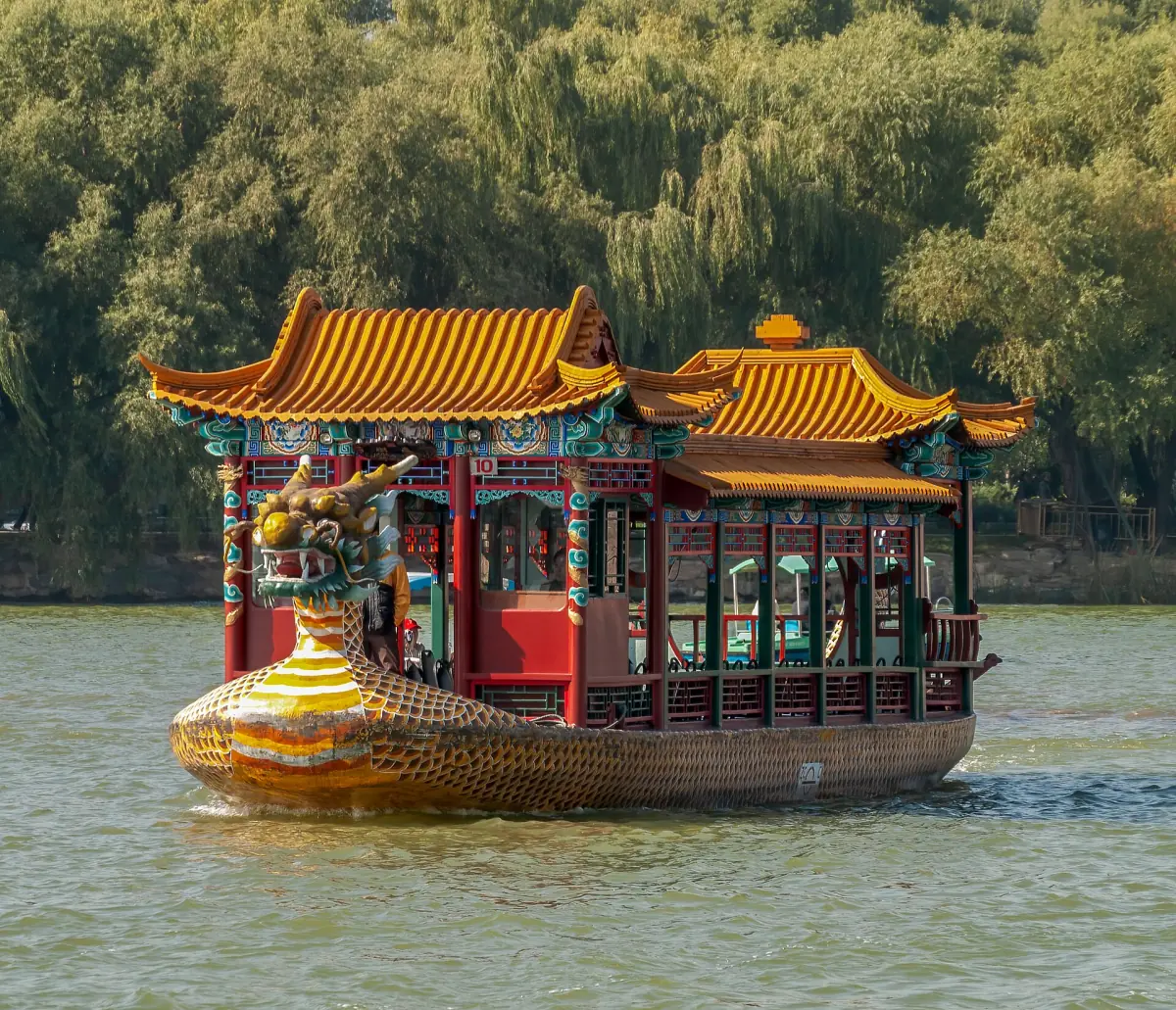 Ein Ausflugsboot auf dem Kunming-See