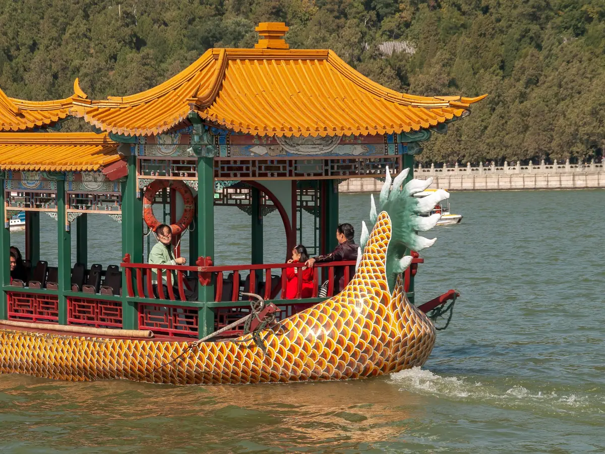 Ein Drachenboot auf dem Kunming-See