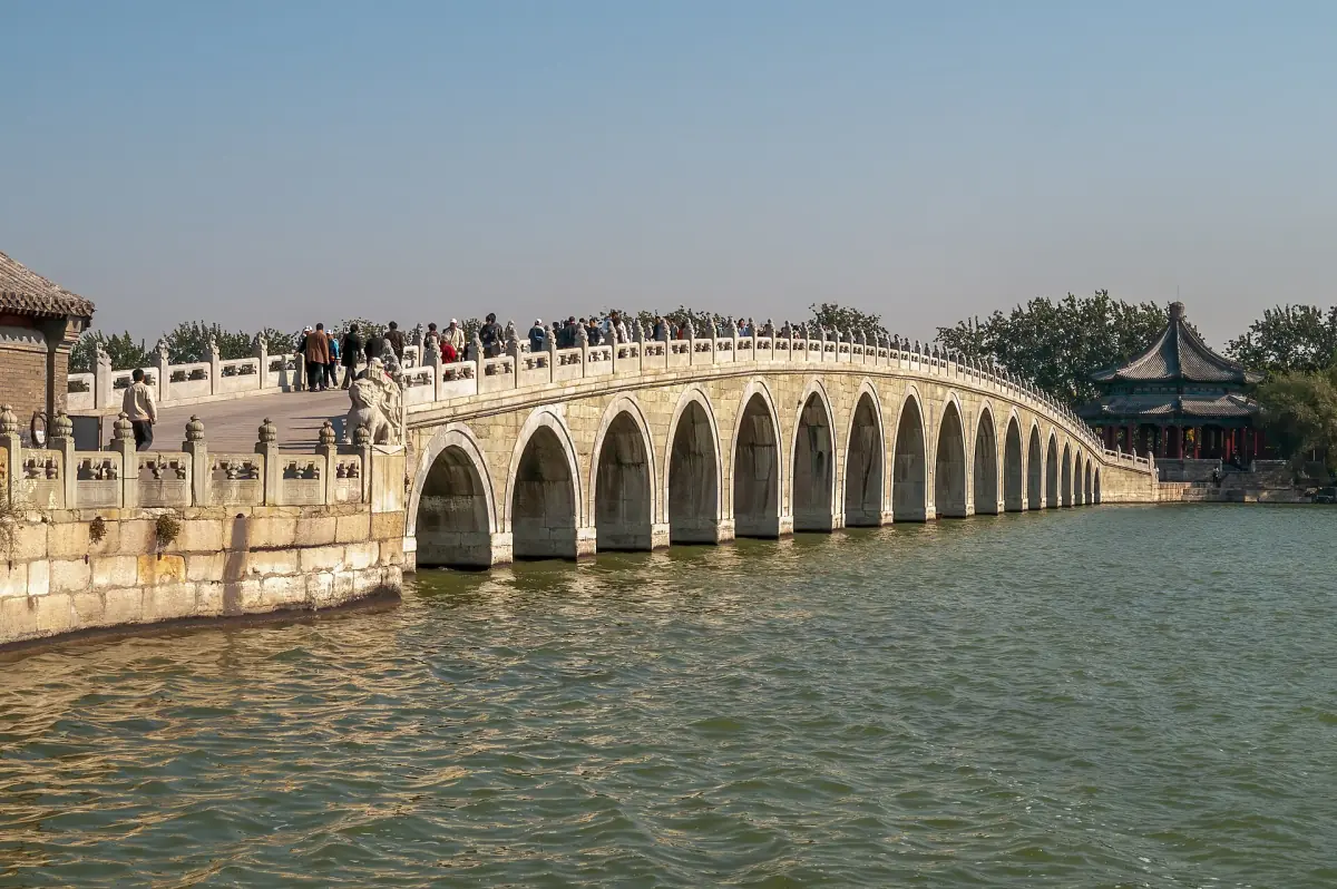 Die Siebzehn-Bogen-Brücke