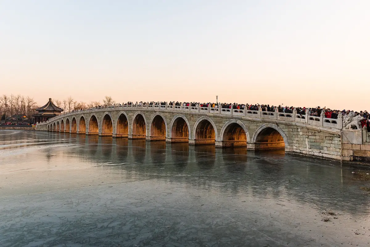 Die Brücke im Winter in der Dämmerung